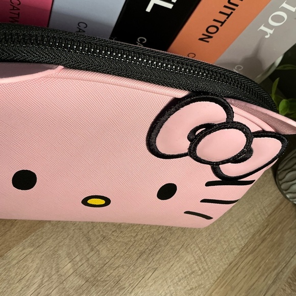💗 Pink Hello Kitty Crème’ Beauty Cosmetic Bag - Picture 6 of 7